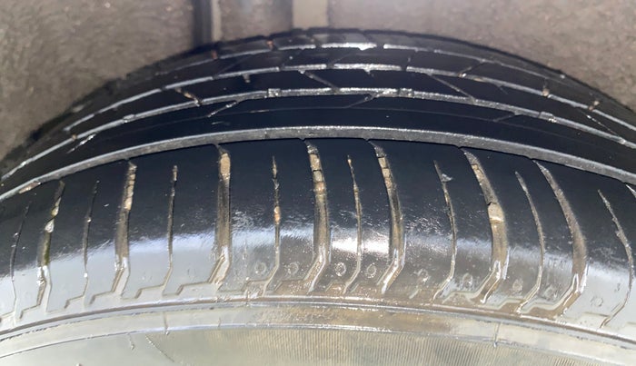 2020 Maruti Ciaz ALPHA 1.5 SHVS PETROL, Petrol, Manual, 67,196 km, Right Rear Tyre Tread