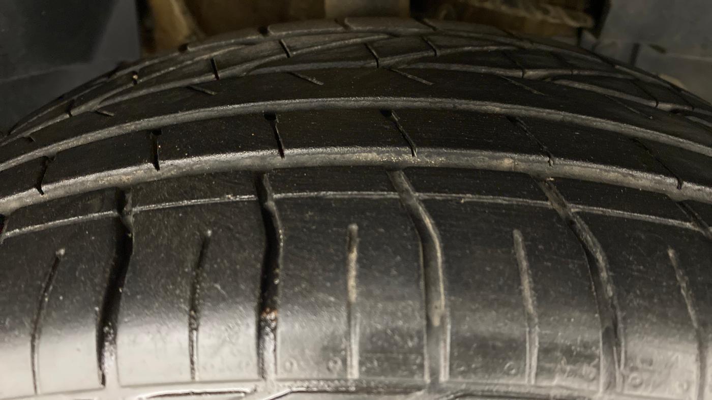 2018 Tata NEXON XZA+ 1.2 Dual Tone, Petrol, Automatic, 17,022 km, Right Front Tyre Tread