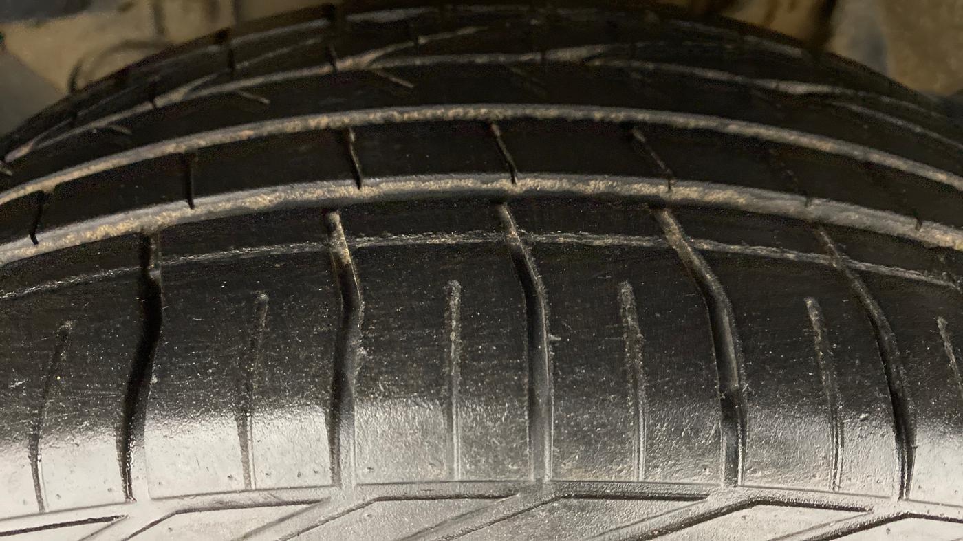 2018 Tata NEXON XZA+ 1.2 Dual Tone, Petrol, Automatic, 17,022 km, Left Front Tyre Tread
