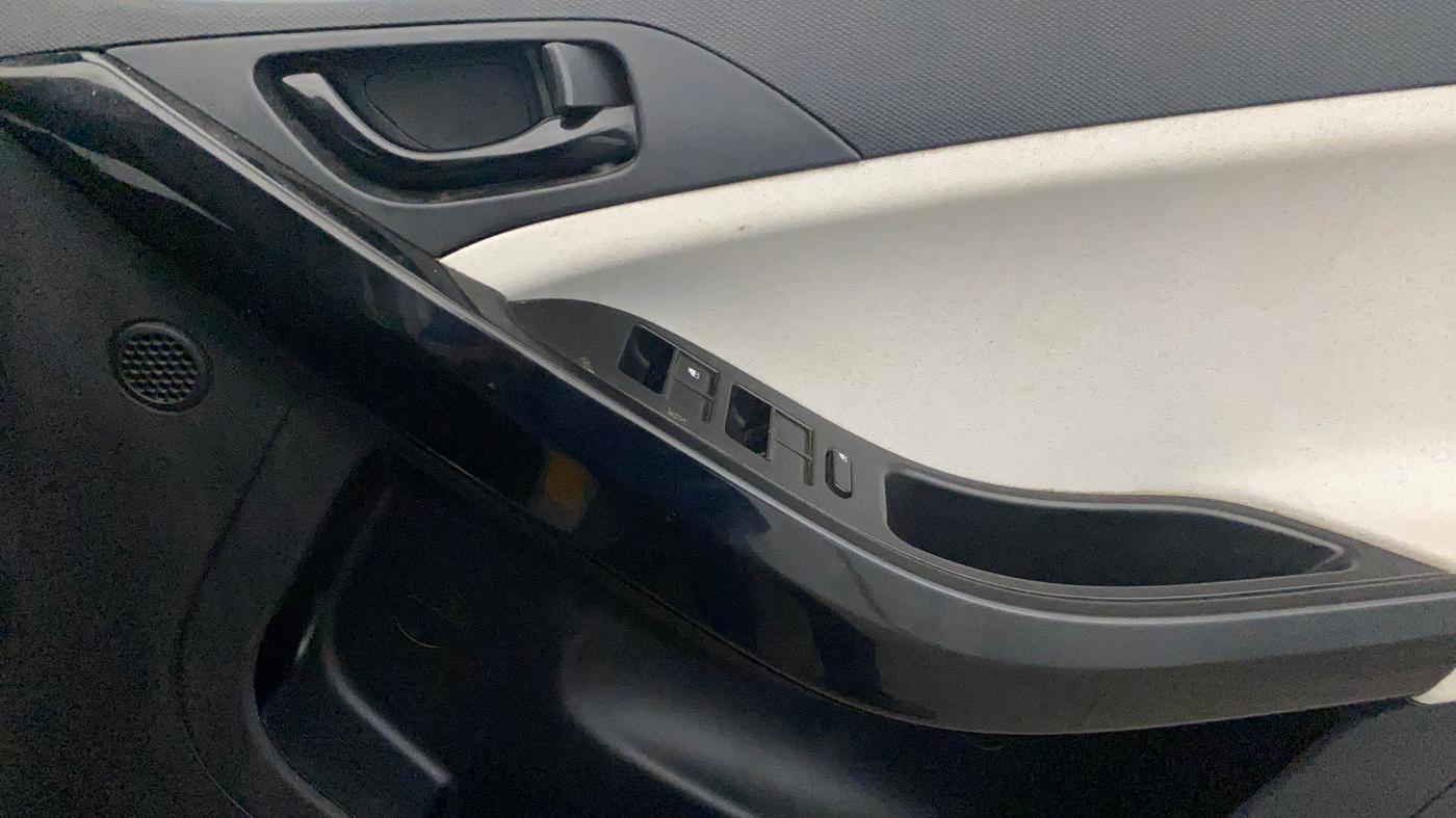 2024 Tata NEXON PURE 1.5 DIESEL, Diesel, Manual, 1,01,413 km, Driver Side Door Panels Control