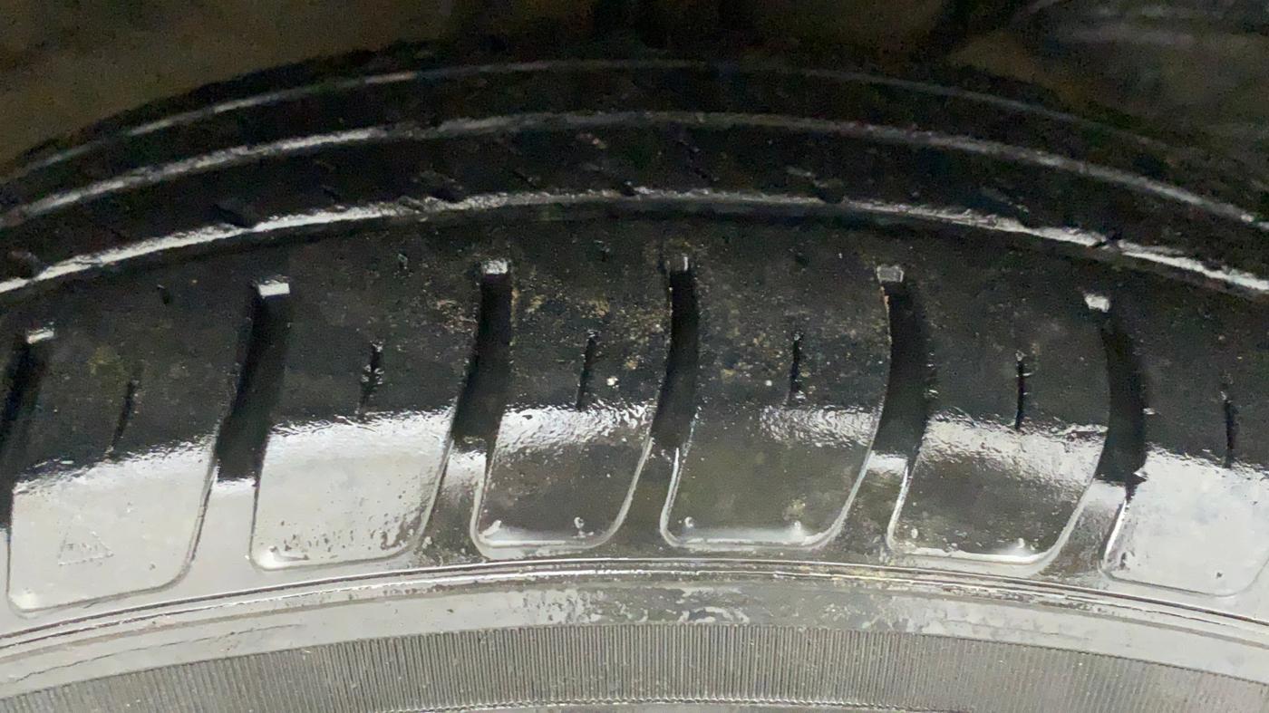 2018 Maruti Swift VXI, Petrol, Manual, 38,982 km, Right Front Tyre Tread