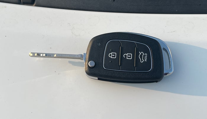 2015 Hyundai Xcent S (O) 1.2, Petrol, Manual, 27,993 km, Key Close Up