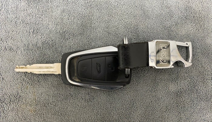 2018 Mahindra KUV 100 NXT K8 P 6 STR, Petrol, Manual, 21,098 km, Key Close Up