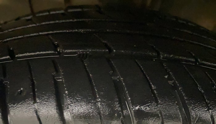 2016 Renault Kwid RXT 1.0, Petrol, Manual, 25,724 km, Left Front Tyre Tread