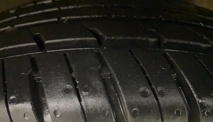 2016 Renault Kwid RXT 1.0, Petrol, Manual, 25,724 km, Left Rear Tyre Tread