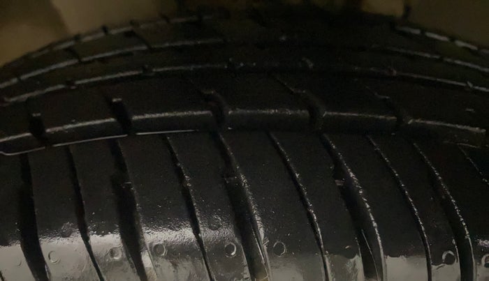 2016 Renault Kwid RXT 1.0, Petrol, Manual, 25,724 km, Right Front Tyre Tread