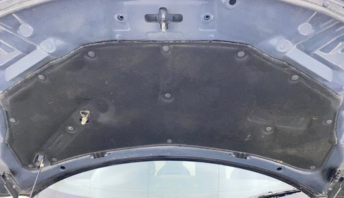 2015 Maruti Swift VXI, Petrol, Manual, 39,649 km, Bonnet (hood) - Insulation cover has minor damage