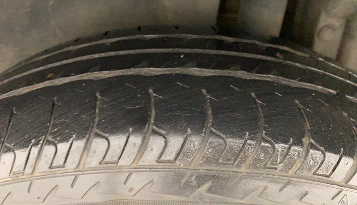 2015 Maruti Swift VXI, Petrol, Manual, 39,649 km, Left Rear Tyre Tread