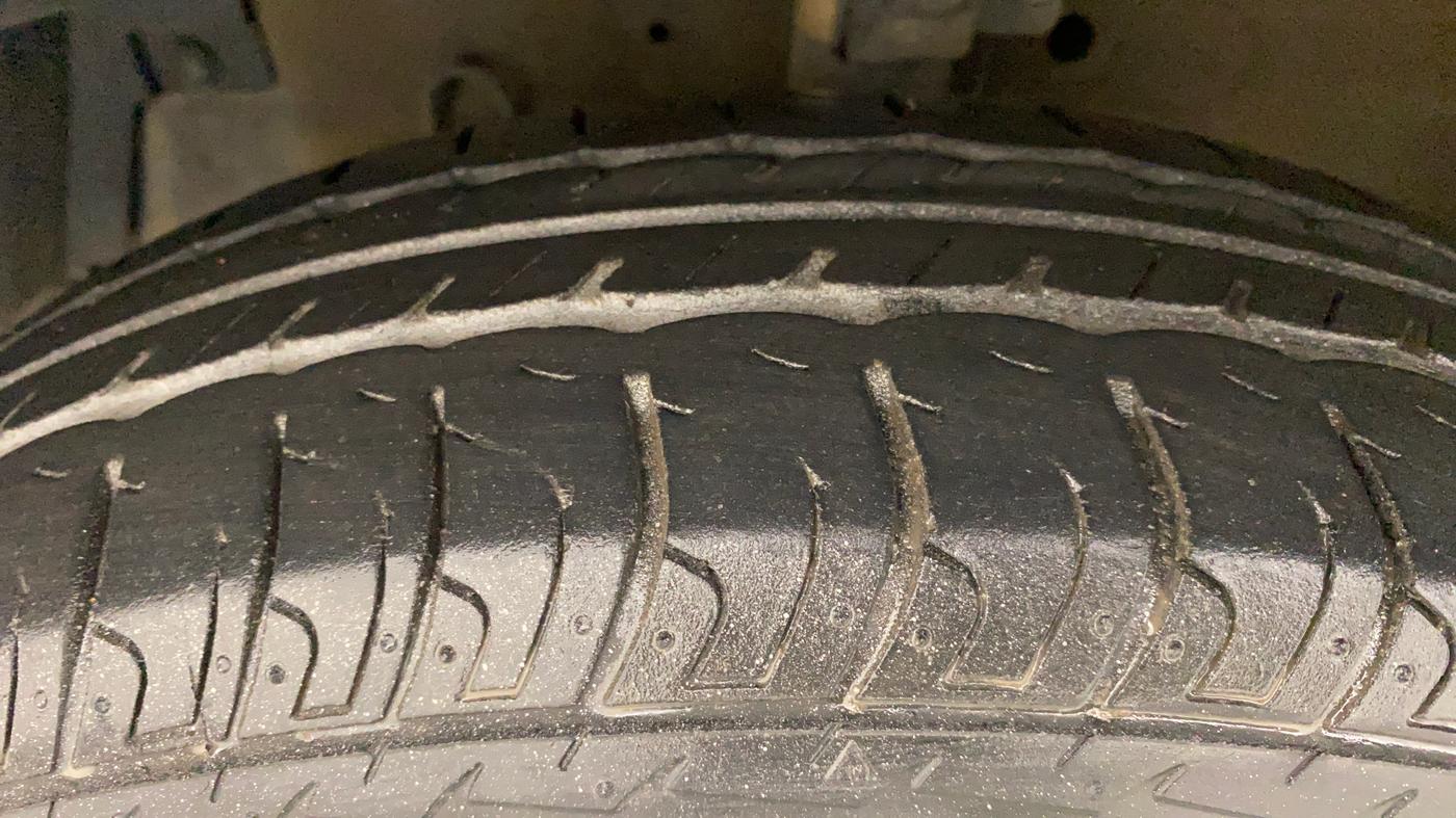 2015 Maruti Swift VXI, Petrol, Manual, 39,649 km, Left Front Tyre Tread