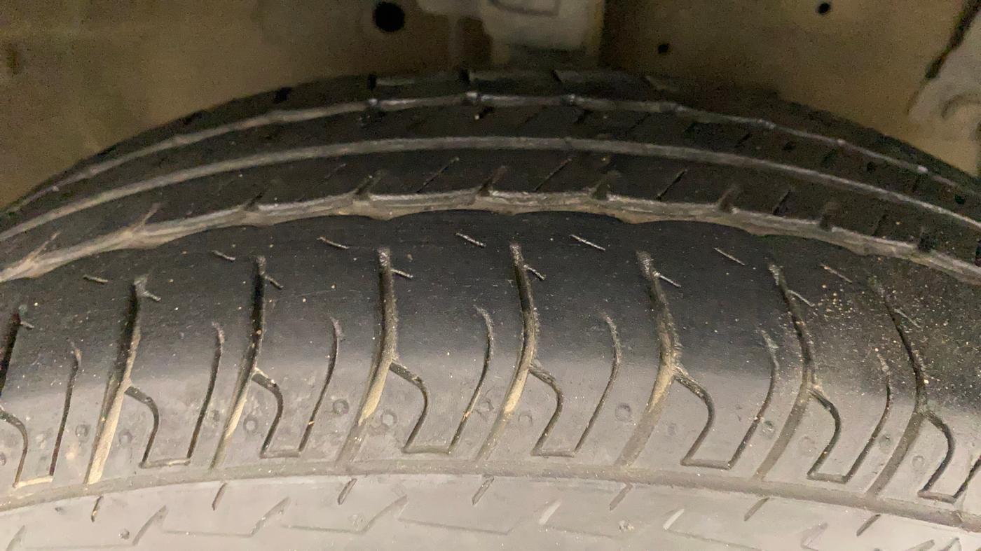 2015 Maruti Swift VXI, Petrol, Manual, 39,649 km, Right Front Tyre Tread