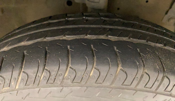 2015 Maruti Swift VXI, Petrol, Manual, 39,649 km, Right Front Tyre Tread