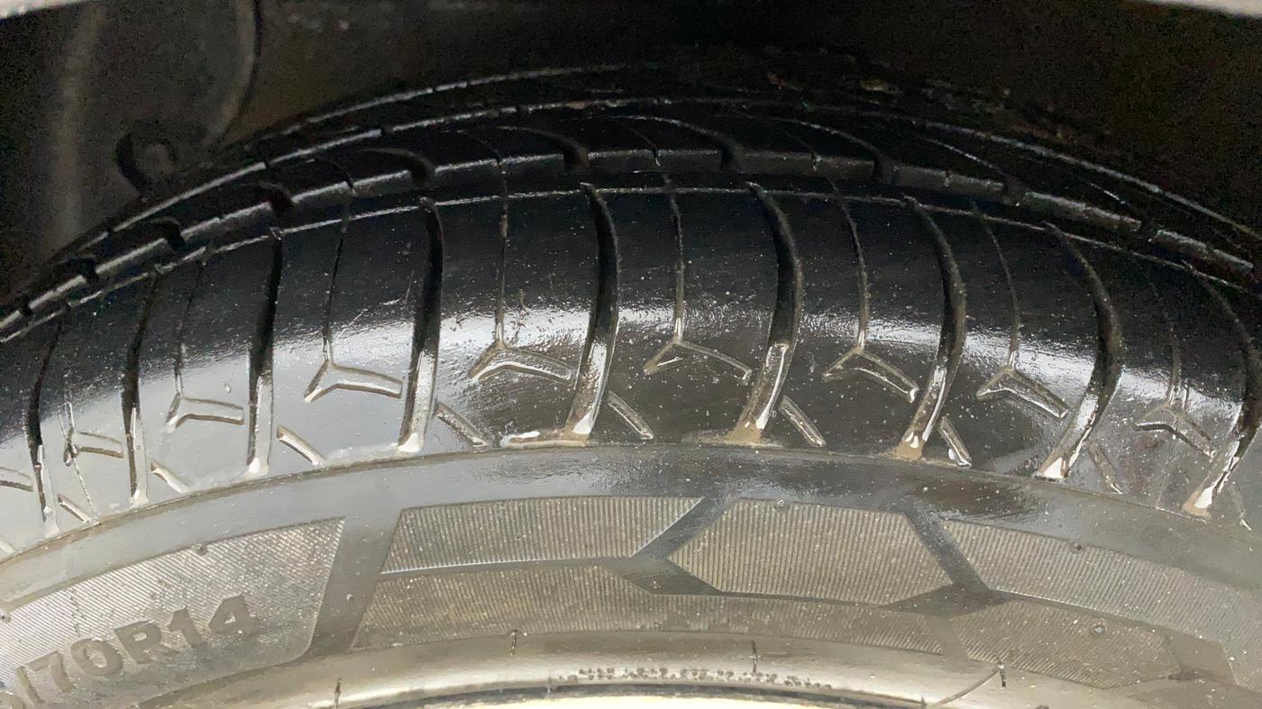 2015 Hyundai Grand i10 ASTA AT 1.2 KAPPA VTVT, Petrol, Automatic, 1,16,432 km, Left Front Tyre Tread