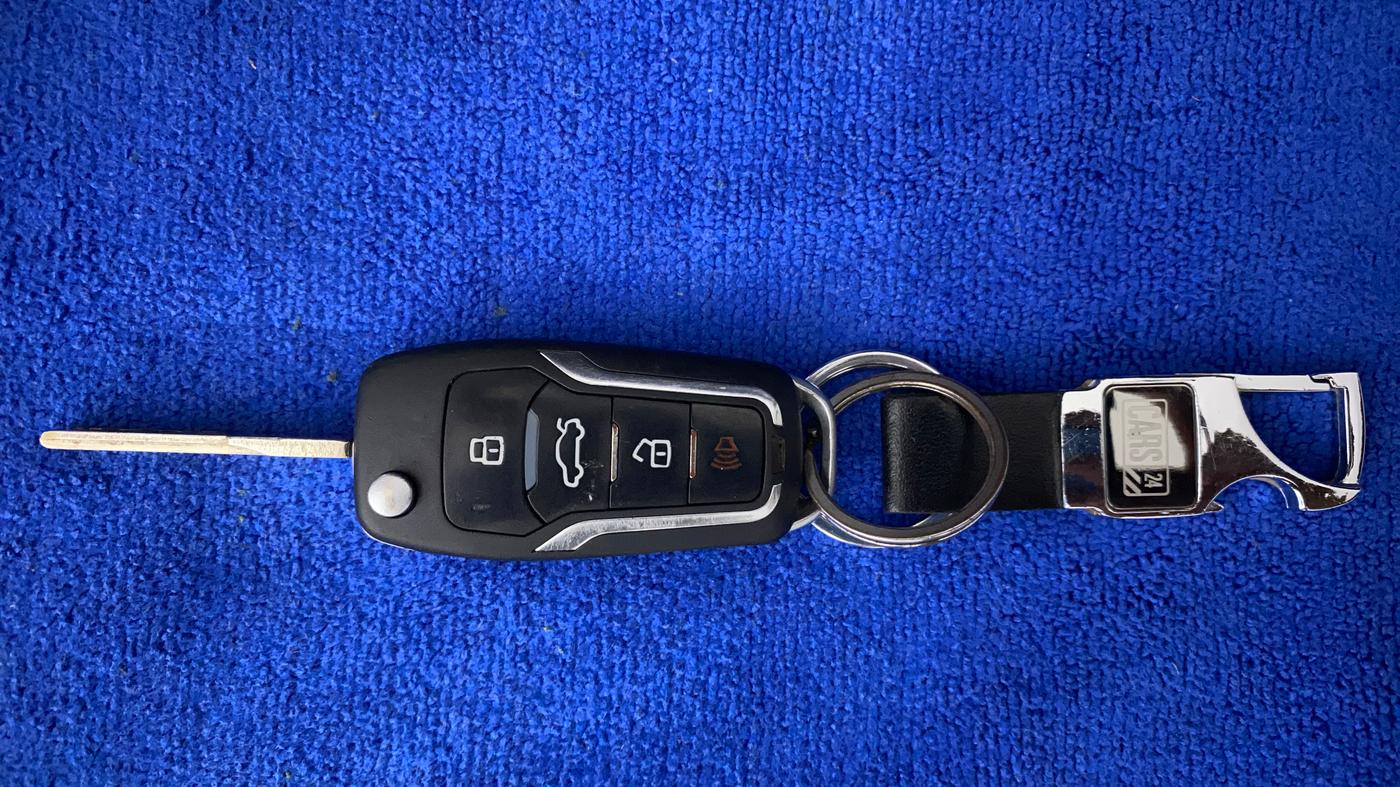 2019 Volkswagen Ameo TRENDLINE 1.0L, CNG, Manual, 84,609 km, Key Close Up