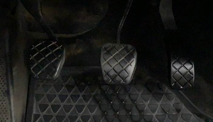 2019 Volkswagen Ameo TRENDLINE 1.0L, CNG, Manual, 84,609 km, Pedals