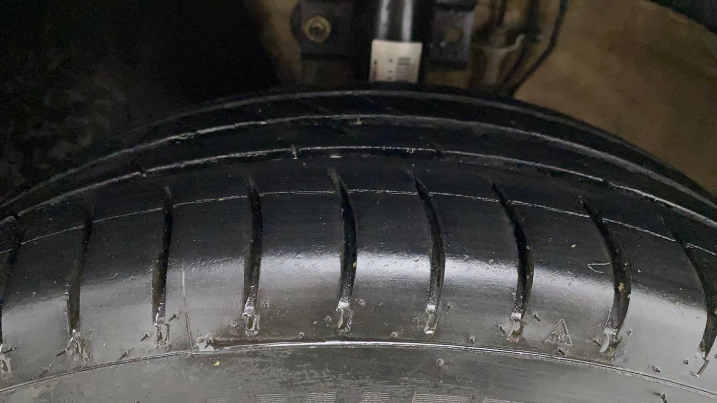 2019 Volkswagen Ameo TRENDLINE 1.0L, CNG, Manual, 84,609 km, Left Front Tyre Tread