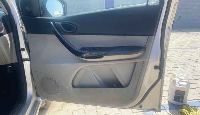2016 Tata Tiago XM PETROL, Petrol, Manual, 55,611 km, Driver Side Door Panels Control