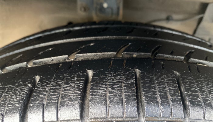 2016 Maruti Ciaz VXI+, Petrol, Manual, 1,06,270 km, Right Front Tyre Tread