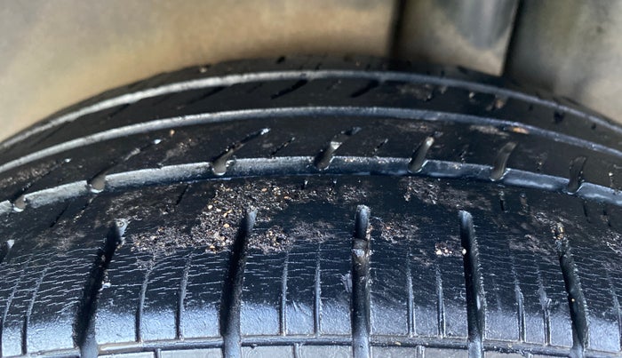 2016 Maruti Ciaz VXI+, Petrol, Manual, 1,06,270 km, Left Rear Tyre Tread