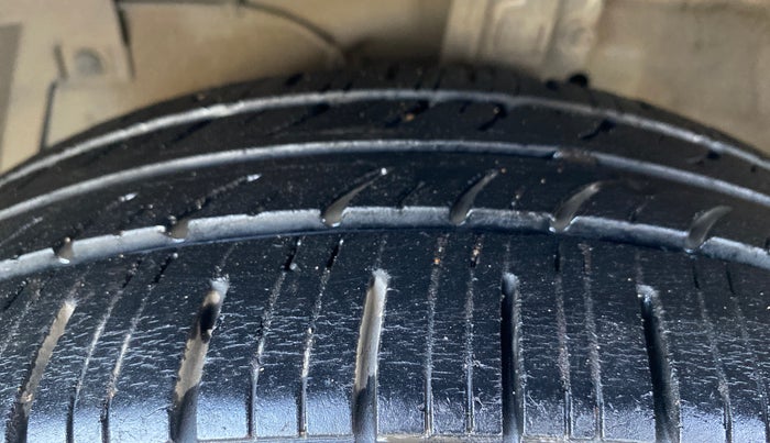 2016 Maruti Ciaz VXI+, Petrol, Manual, 1,06,270 km, Left Front Tyre Tread