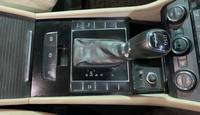 2016 Skoda Superb L&K 1.8 TSI AT, Petrol, Automatic, 28,278 km, Gear Lever