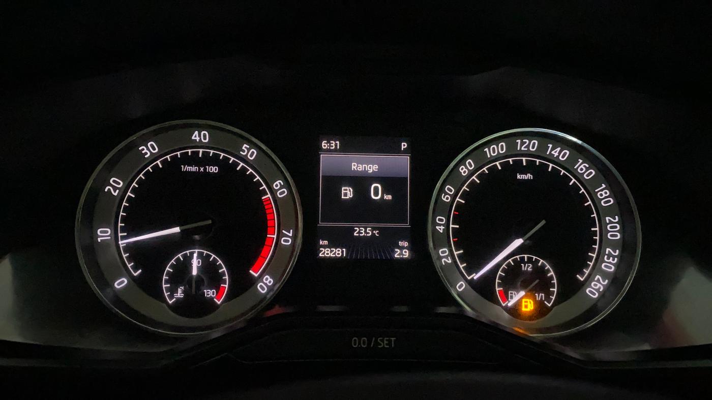 2016 Skoda Superb L&K 1.8 TSI AT, Petrol, Automatic, 28,278 km, Odometer Image