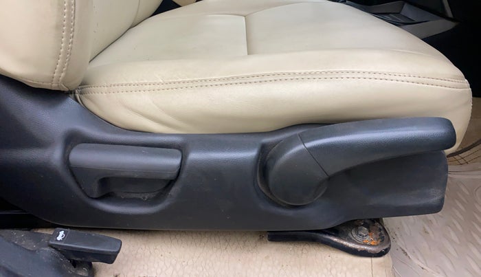 2016 Honda City 1.5L I-DTEC VX, Diesel, Manual, 1,20,005 km, Driver Side Adjustment Panel