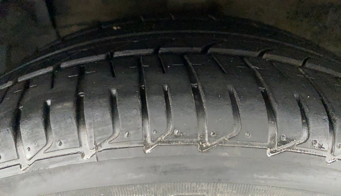 2019 Maruti Ciaz Alpha 1.5 Diesel, Diesel, Manual, 60,812 km, Left Front Tyre Tread
