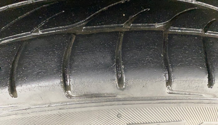 2017 Ford Ecosport TITANIUM 1.5L DIESEL, Diesel, Manual, 1,23,289 km, Right Rear Tyre Tread