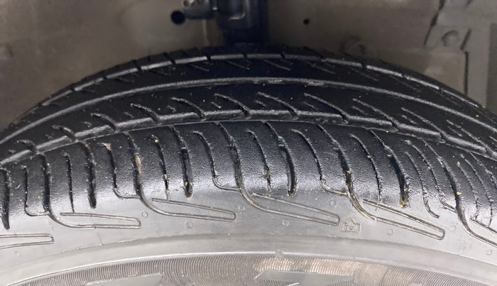 2014 Maruti Swift Dzire VXI, Petrol, Manual, 77,243 km, Right Front Tyre Tread