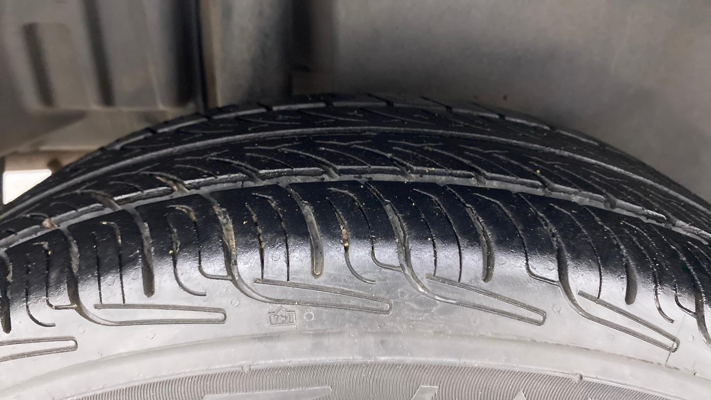 2014 Maruti Swift Dzire VXI, Petrol, Manual, 77,243 km, Right Rear Tyre Tread