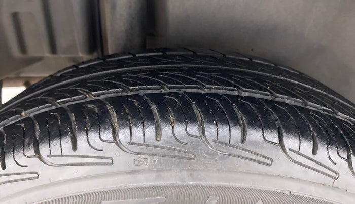 2014 Maruti Swift Dzire VXI, Petrol, Manual, 77,243 km, Right Rear Tyre Tread