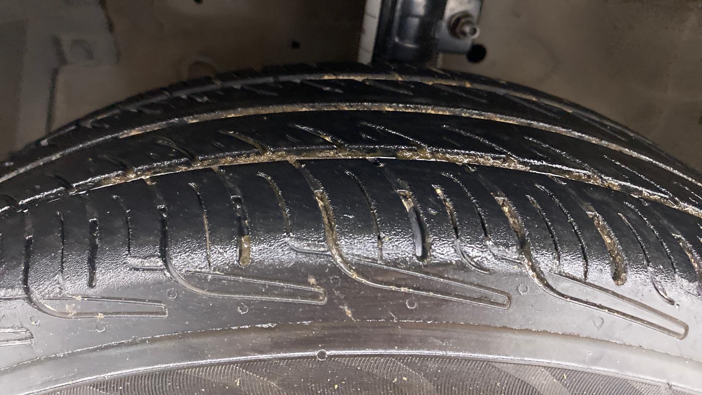2014 Maruti Swift Dzire VXI, Petrol, Manual, 77,243 km, Left Front Tyre Tread