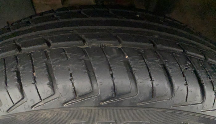 2015 Renault Kwid RXT 0.8 (O), Petrol, Manual, 25,736 km, Right Front Tyre Tread