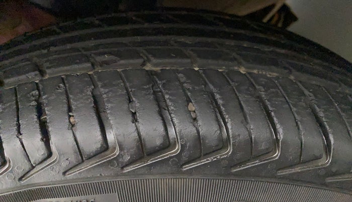 2015 Renault Kwid RXT 0.8 (O), Petrol, Manual, 25,736 km, Left Rear Tyre Tread
