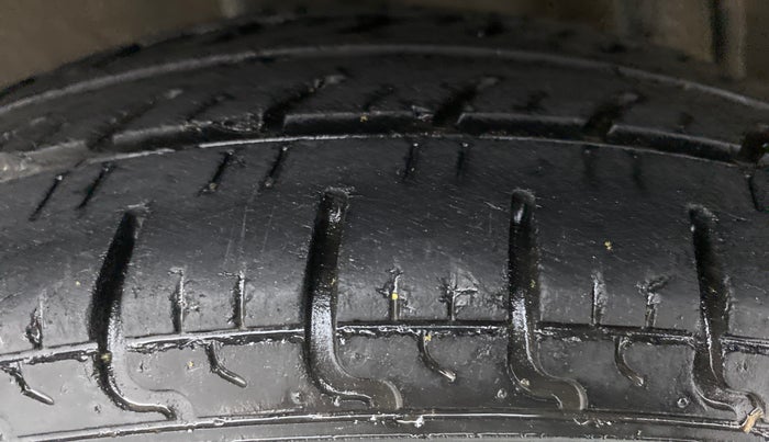 2016 Renault Kwid RXL, Petrol, Manual, 1,02,665 km, Right Rear Tyre Tread