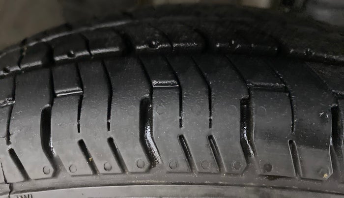 2016 Renault Kwid RXL, Petrol, Manual, 1,02,665 km, Right Front Tyre Tread