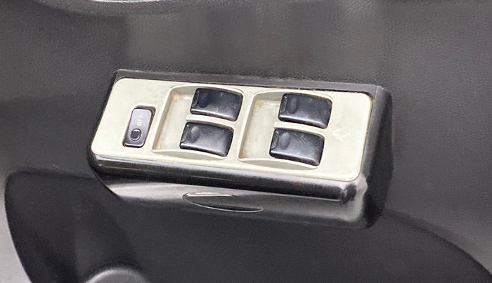 2016 Renault Kwid RXL, Petrol, Manual, 1,02,665 km, Right front window switch / handle - Master window function not working