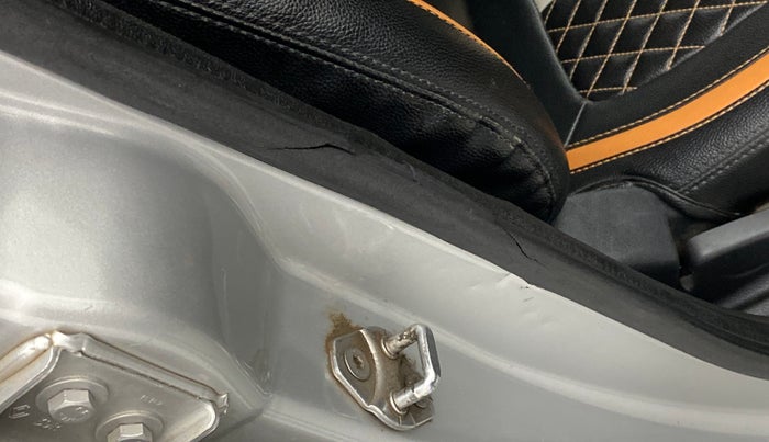 2016 Renault Kwid RXL, Petrol, Manual, 1,02,665 km, Driver-side door - Beading has minor damage