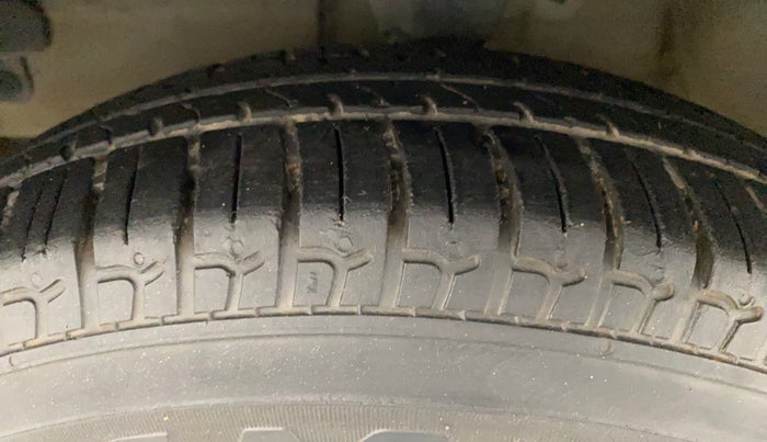 2016 Hyundai i10 SPORTZ 1.1, Petrol, Manual, 15,138 km, Left Front Tyre Tread