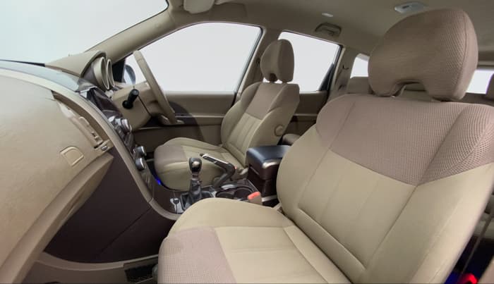 2015 Mahindra XUV500 W6 4X2, Diesel, Manual, 82,306 km, Right Side Front Door Cabin