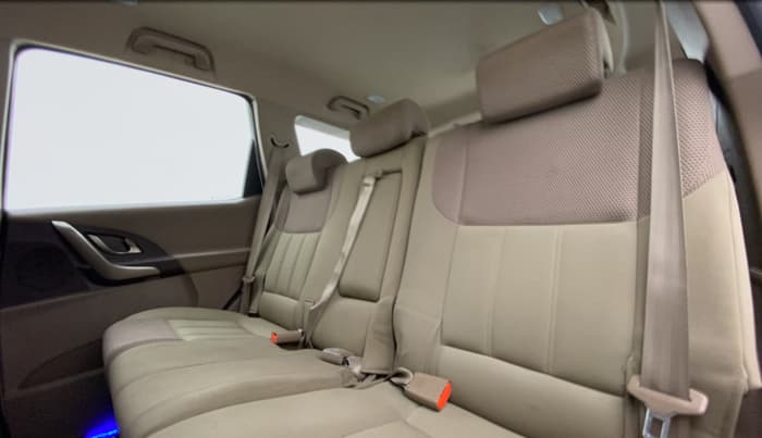 2015 Mahindra XUV500 W6 4X2, Diesel, Manual, 82,306 km, Right Side Rear Door Cabin