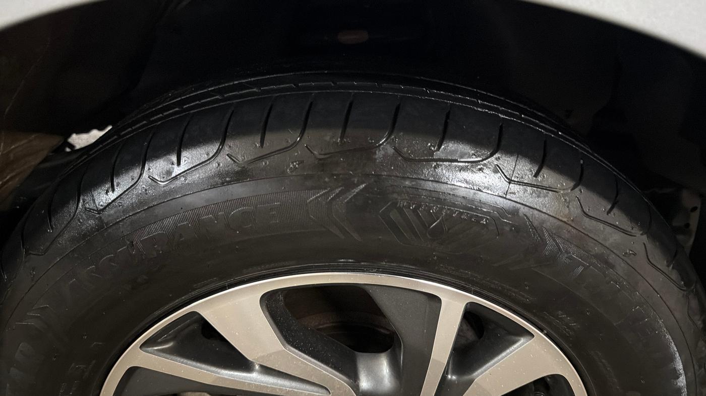 2022 Toyota Innova Crysta 2.4 G 8 STR, Diesel, Manual, 62,800 km, Right Front Tyre Tread