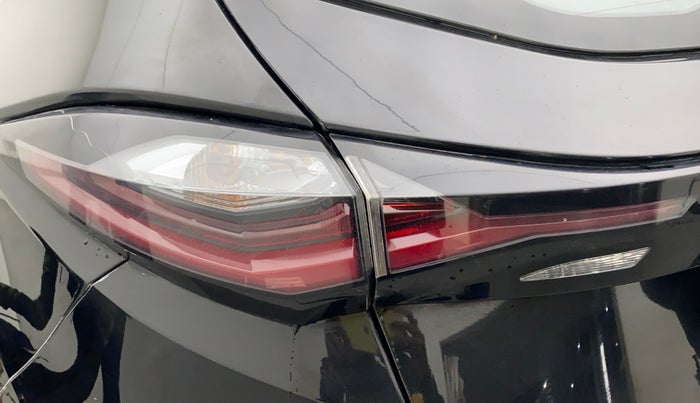 2020 Tata Harrier XT PLUS 2.0L KRYOTEC DARK EDITON, Diesel, Manual, 81,168 km, Left tail light - Minor scratches