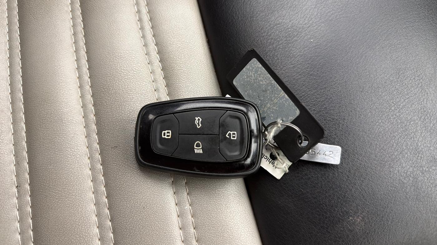 2020 Tata ALTROZ XZ PETROL, Petrol, Manual, 1,02,514 km, Key Close Up