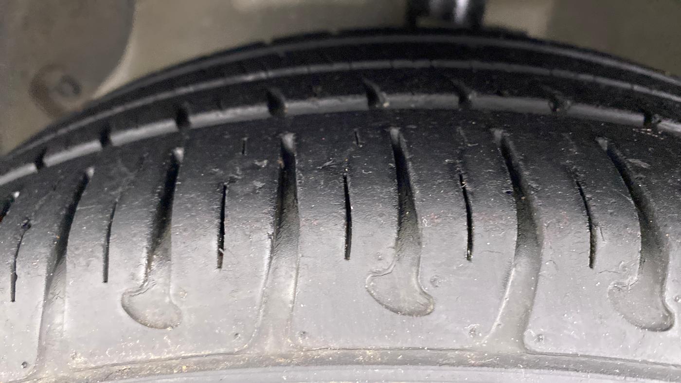 2017 Hyundai Grand i10 SPORTZ (O) 1.2 AT VTVT, Petrol, Automatic, 45,471 km, Left Front Tyre Tread