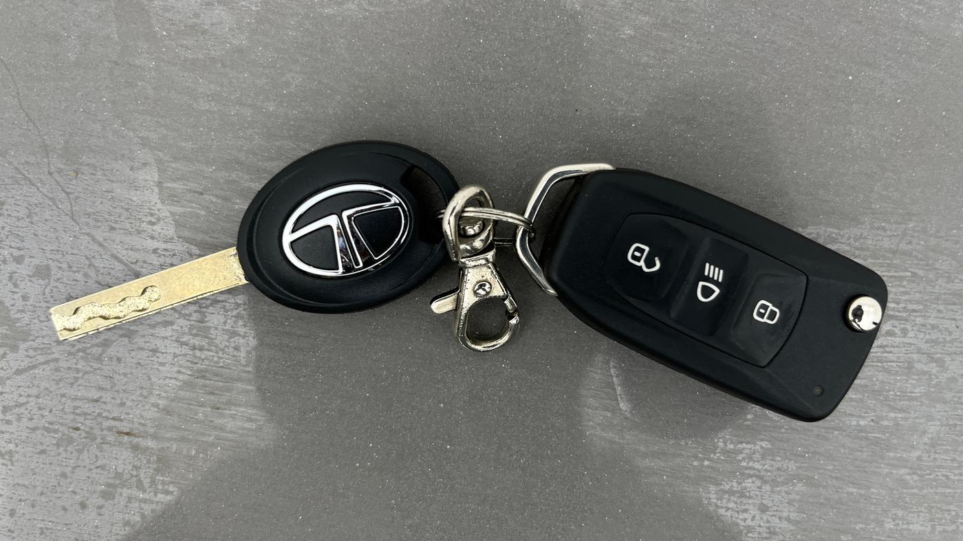 2021 Tata NEXON XZ PETROL, Petrol, Manual, 26,095 km, Key Close Up