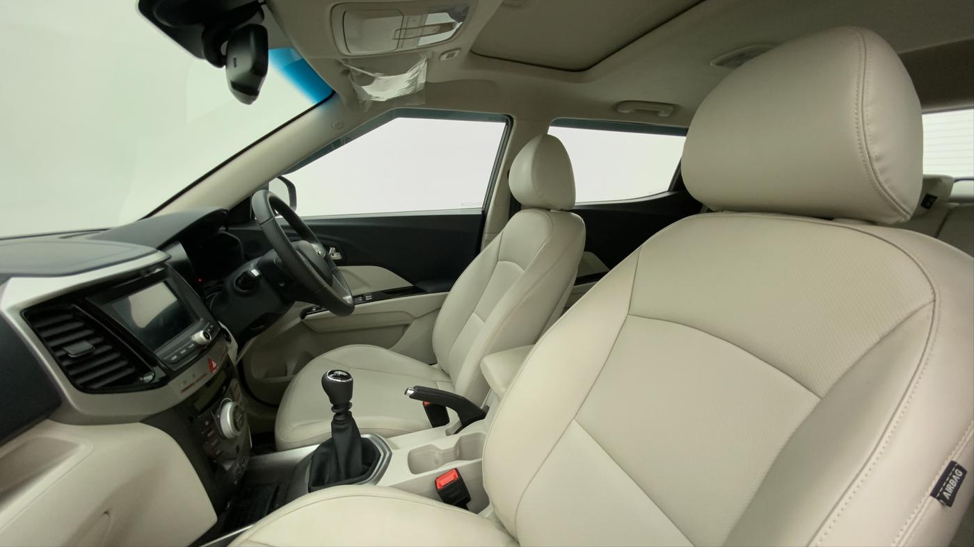 2023 Mahindra XUV300 W8 (O) 1.5 DIESEL, Diesel, Manual, 5,272 km, Right Side Front Door Cabin