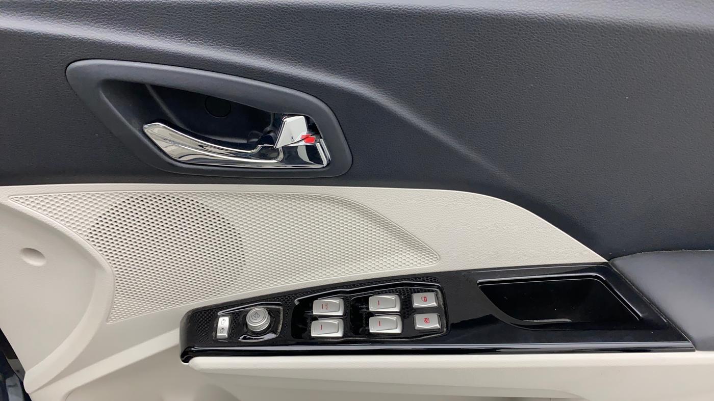 2023 Mahindra XUV300 W8 (O) 1.5 DIESEL, Diesel, Manual, 5,272 km, Driver Side Door Panels Control