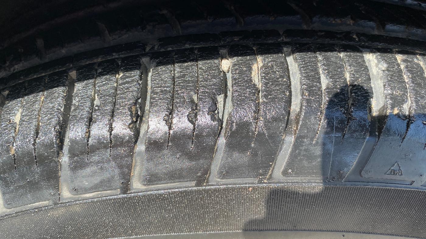 2021 Mahindra XUV700 AX 7 P AT 7 STR, Petrol, Automatic, 21,291 km, Left Front Tyre Tread