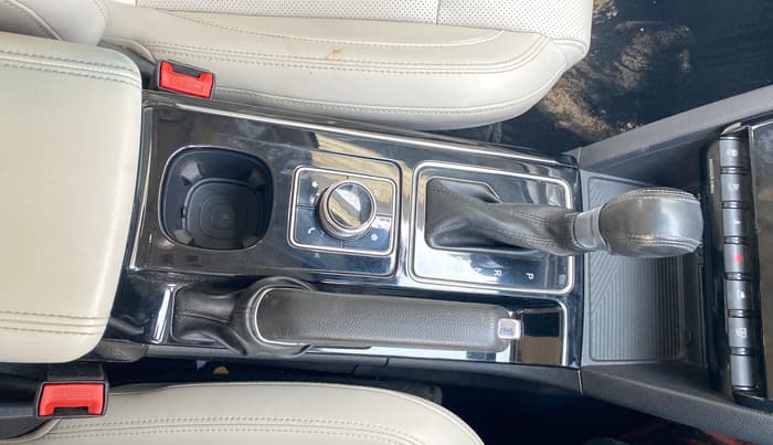 2021 Mahindra XUV700 AX 7 P AT 7 STR, Petrol, Automatic, 21,291 km, Gear Lever